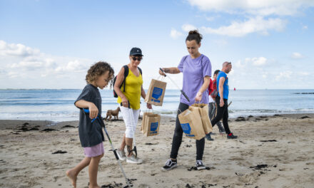 Vrijwilligers Beach Cleanup Tour zorgen voor schone stranden