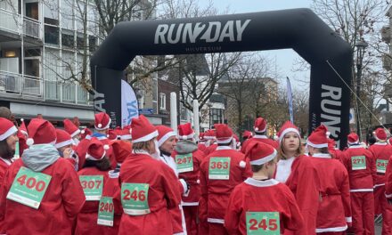 Kerstmannen rennen door Hilversum voor goede doel