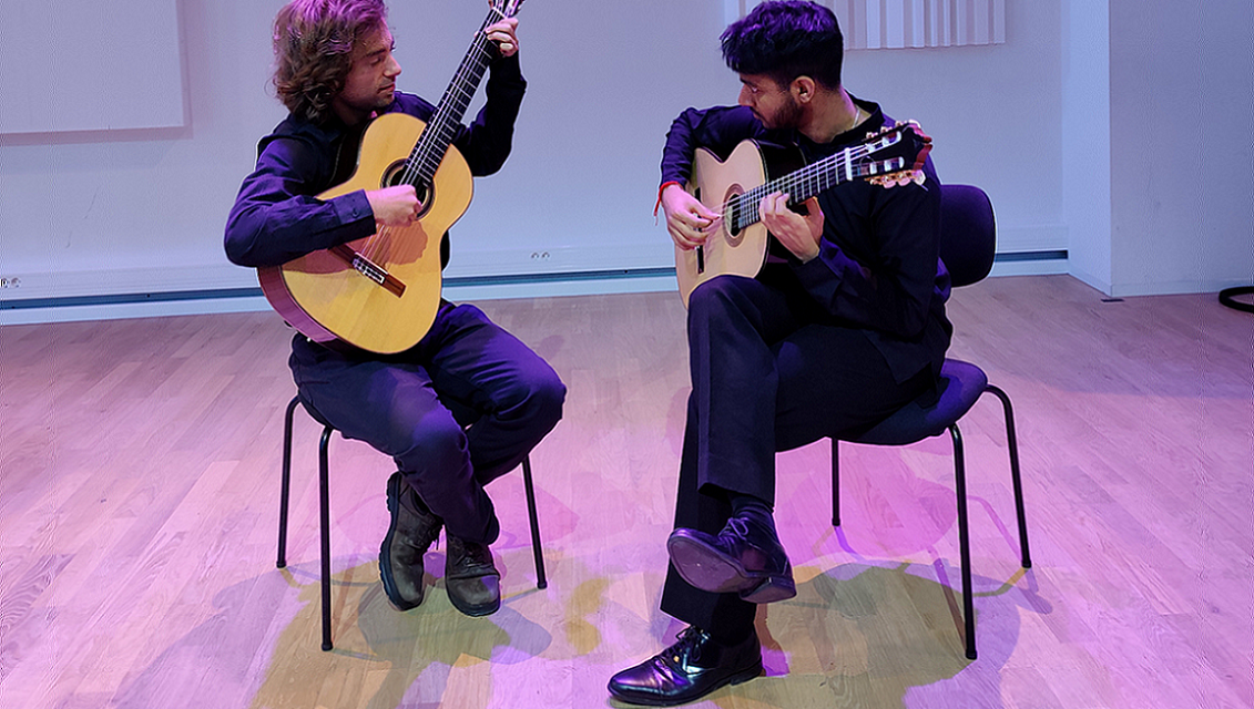 The Hague Guitar Duo treedt op in Koetshuis Kasteel Keukenhof